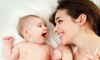 Почему у грудничка прожилки крови в кале?
